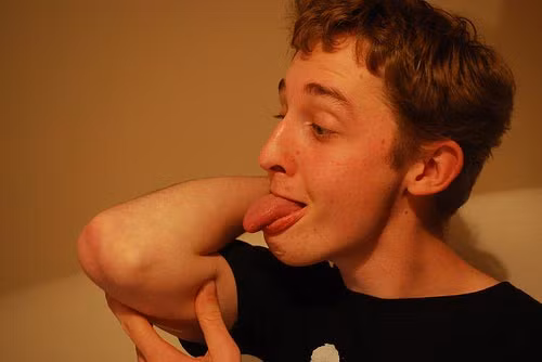 Nu cau thu co luoi sieu dai, “voi” duoc toi…mat gay choang