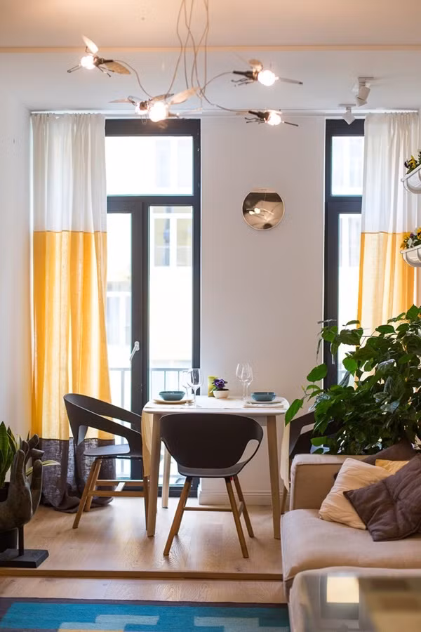 Không gian ăn uống Tuy sống độc thân nhưng nhà thiết kế vẫn muốn tạo một khoảng không gian ăn uống đẹp xinh và tươm tất giúp những vị khách ghé thăm nhà cảm nhận được sự tiếp đón nồng nhiệt. Cũng chính vì vậy, dù không gian có diện tích khá khiêm tốn nhưng gia chủ vẫn tạo nên khoảng không gian ăn uống đầy ánh sáng và gió trời. Một bộ bàn ghế với kiểu dáng đơn giản nhằm tăng thêm nét đẹp thanh thoát cho căn phòng. Thêm một chút tươi tắn từ cây cảnh và rèm treo cửa sổ là đủ để bất kỳ ai ghé thăm nhà đều muốn níu lại để ngắm nhìn trọn vẹn vẻ đẹp xinh yêu của ngôi nhà.