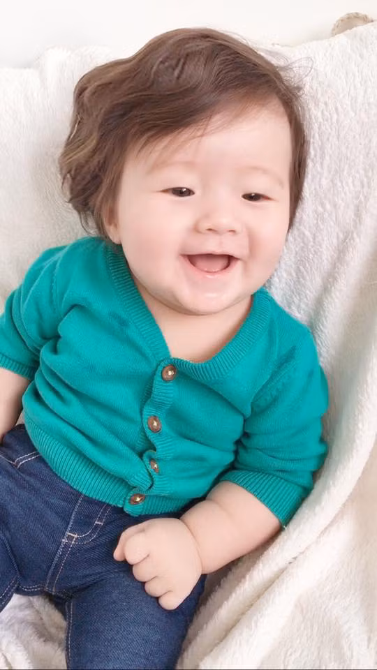 Alfie Túc Mạch, chào đời vào giữa tháng 11 năm 2015 bằng phương pháp sinh mổ. Hot girl Elly Trần không giấu được vẻ hạnh phúc khi nhắc tới cậu con trai mới sinh: “Bé rất kháu khỉnh và dễ thương như chị gái Cadie, chỉ khác là bé có thêm lúm đồng tiền trên má. Cả hai là tình yêu lớn nhất cuộc đời tôi.” Việc có thai và sinh em bé thứ hai của Elly Trần diễn ra vô cùng bí mật, chỉ cho đến khi cậu bé chào đời một thời gian người đẹp mới chính thức công khai.