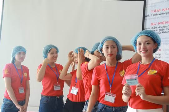 Các nữ sinh phải chỉnh trang trang phục trước khi vào thăm nhà máy.