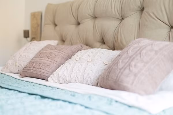 Không gian nghỉ ngơi Từ cửa bước vào rẽ sang phòng bên trái là phòng ngủ dành cho cô nàng độc thân. Phòng ngủ chủ yếu được lựa chọn màu trung tính, những gam màu dịu dàng đánh thức nét đẹp nữ tính, đáng yêu cho căn phòng nhỏ này. Chỉ cần dọn dẹp căn phòng luôn sạch sẽ, và thêm pha một vài điểm nhấn từ ga trải giường và lọ hoa là đủ để không gian nhỏ trở nên ấn tượng.