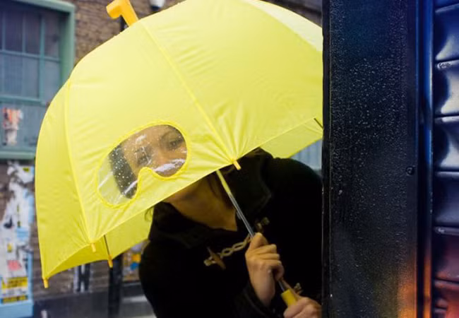 Giờ thì không sợ mỏi tay khi cầm ô nữa nhé.