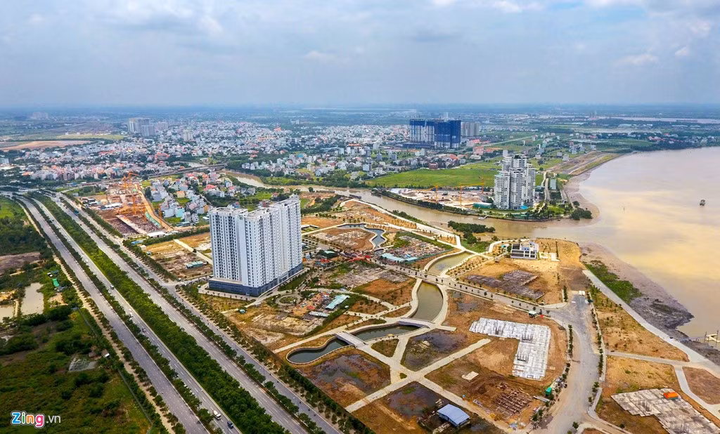 Khu nhà ở phức hợp phía đông đang được xây dựng với các tòa nhà từ cao trung bình đến cao tầng, đầy đủ hệ thống hạ tầng và dịch vụ công cộng.