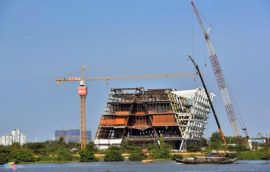 Thi công xây dựng Trung tâm Triển lãm quy hoạch thành phố ngay tại quảng trường trung tâm khu đô thị. Công trình gồm 1 tầng hầm và 5 tầng lầu hiện lên ngày càng rõ bên bờ sông Sài Gòn.