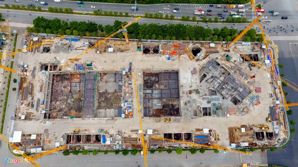 Một dự án nhà ở cao tầng trong khu đô thị Sa La được chủ đầu tư đẩy nhanh tiến độ. Công trình với gần chục cần cẩu liên tục hoạt động.