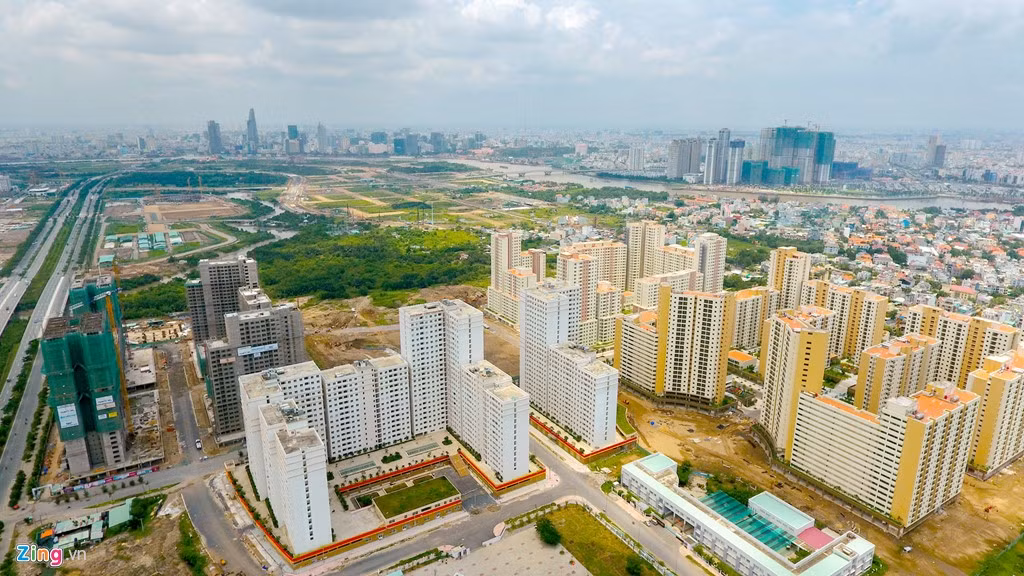 Các tòa nhà chung cư tái định cư Bình Khánh (thuộc phường Bình Khánh), là nơi ở mới cho người dân nằm trong diện giải tỏa của dự án khu đô thị mới đã hoàn thành, phục vụ cư dân sinh sống.