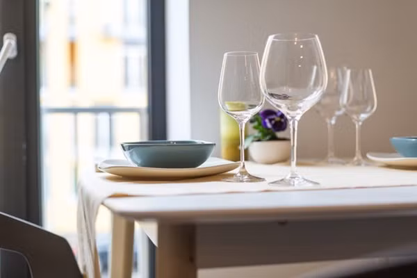 Để tăng thêm vẻ đẹp bắt mắt cho bức tường cạnh bàn ăn, gia chủ cũng không quên thiết kế hệ thống tường xanh với những loài hoa rực rỡ, là cách để mang thật gần không khí trong lành đến cho mọi người.