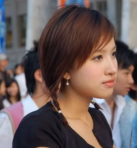 Là thạc sĩ ngành quản lý sự kiện và có duyên với điện ảnh nhưng trở thành MC mới là con đường Thanh Vân lựa chọn. Khởi đầu công việc dẫn chương trình bằng gameshow ‘Vui cùng Hugo’, bà mẹ một con đã để lại ấn tượng tới mức khán giả lấy đó làm tên gọi cho cô. Từ đó, sự nghiệp của Thanh Vân lên như diều gặp gió. Cô liên tiếp được giữ mic nhiều chương trình có tiếng vang như ‘Đường lên đỉnh Olympia’, ‘Bài hát Việt’… Không chỉ vậy Thanh Vân còn thử sức với công việc kinh doanh và thành công khi sở hữu nhà hàng có tiếng và đông khách.