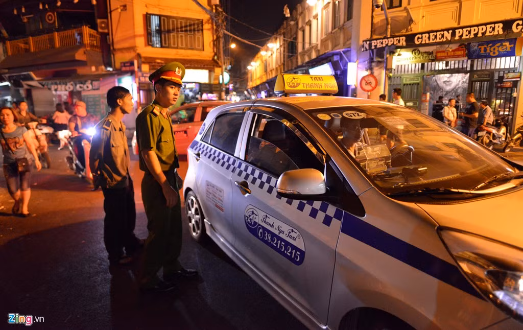 Nhiều xe đỗ giữa đường đã bị lực lượng công an phường Hàng Buồm nhắc nhở.