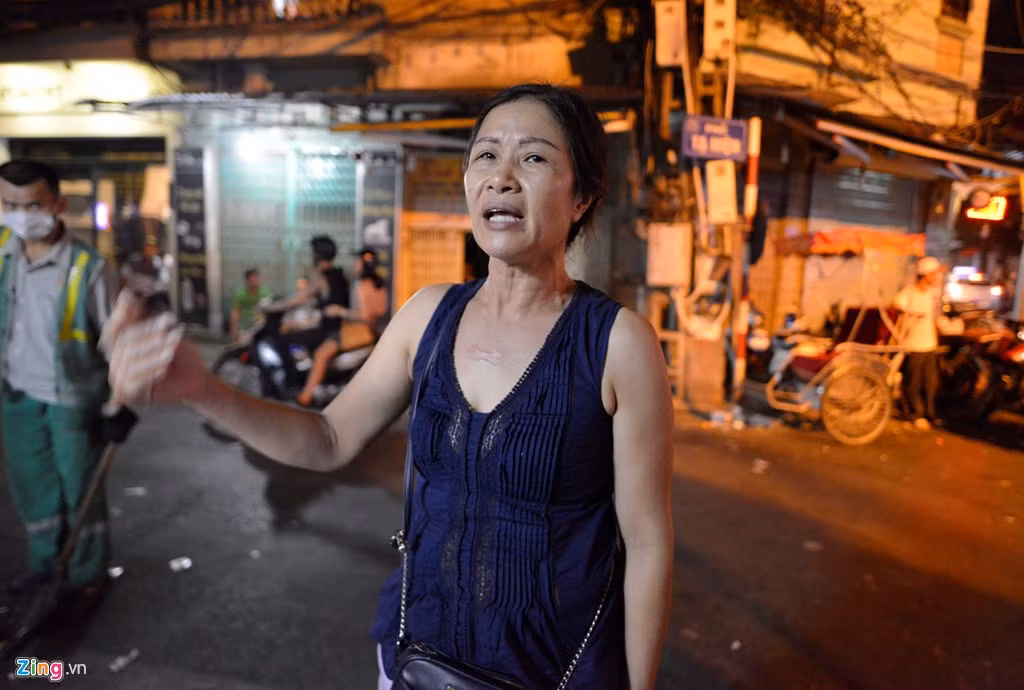 Tuy nhiên, bà Tịnh, một chủ hàng quán cho rằng, việc nới lỏng giờ giới nghiêm sau 0h có lợi cho khách mà không đem lại nhiều lợi nhuận cho người bán hàng. "Giờ đó chỉ còn khách cũ ngồi lai rai thôi chứ khách mới không có. Thêm 2 tiếng tôi may ra chỉ lãi được thêm 500.000 đồng nhưng lại tốn thêm tiền thuê người làm, cũng quá tội", bà Tịnh nói.