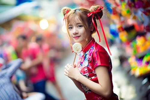 Nhân lễ Trung thu, hot girl ĐH Nguyễn Tất Thành cùng bạn của mình – “phó nháy” Thái Nghĩa lên phố Lồng đèn (Sài Gòn) để chụp ảnh kỉ niệm nhân dịp lễ này. Trong bộ ảnh Trung thu của mình, Thanh Nhã chọn cách hóa trang giống như nhân vật Na Tra trong truyền thuyết để ghi lại cho mình một kỉ niệm đáng nhớ trên tuyến phố nhộn nhịp này.