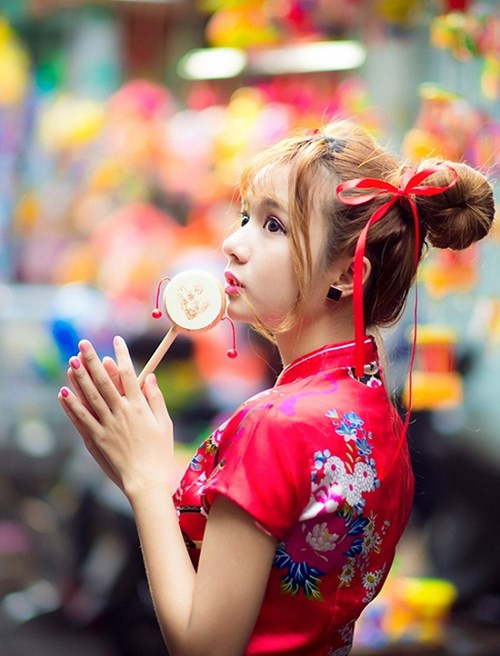 Cô nàng lúc bé cũng rất mê những chiếc lồng đèn giấy. 9X xinh đẹp cũng từng nấu sáp đèn cầy cùng các bạn trong xóm, vì thế, bản thân cô lúc nào cũng sẵn sàng chào đón 1 lễ hội Trung thu.