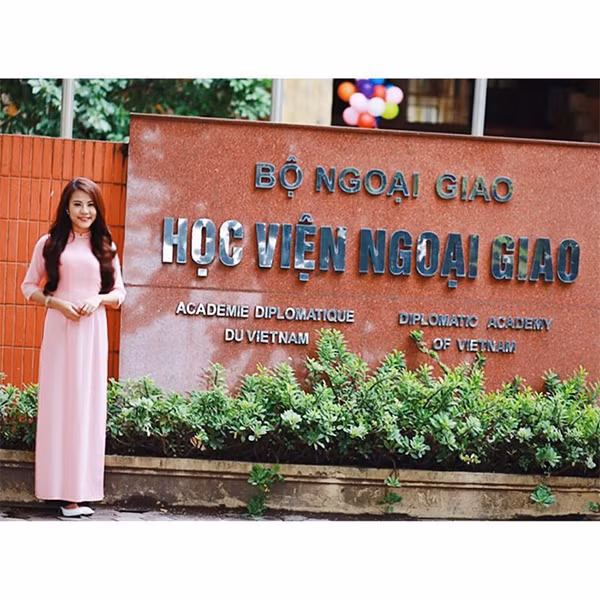 Nữ sinh xinh đẹp này thích đọc sách, viết lách. Theo cô, đó là cách để giải tỏa cảm xúc, mở rộng tâm hồn.