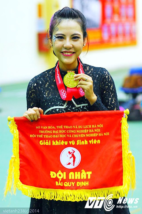 Sau này, khi bước chân vào trường THPT Chu Văn An, một ngôi trường nổi tiếng sôi nổi với các hoạt động đoàn đội, cô bạn này đã đã thực sự đổi khác. Anh Thư là người đứng ra thành lập câu lạc bộ Tổ công tác thư viện của trường.