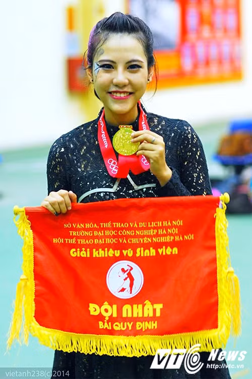 Sau này, khi bước chân vào trường THPT Chu Văn An, một ngôi trường nổi tiếng sôi nổi với các hoạt động đoàn đội, cô bạn này đã đã thực sự đổi khác. Anh Thư là người đứng ra thành lập câu lạc bộ Tổ công tác thư viện của trường.