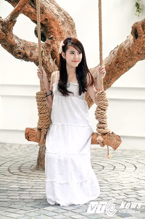 Sự nhút nhát đó khiến cô ít hoà đồng, sợ tiếp xúc với người lạ và đám đông. Khi đó, cứ thấy đông người là mặt Thư lại đỏ bừng, lúng túng. Nhiều lúc, Anh Thư đã có lúc nảy sinh ý định tiêu cực, thậm chí là bỏ học. “Khi đó, vì rất sợ hãi nên mình đã trốn học mấy tuần liền”, Thư nói.