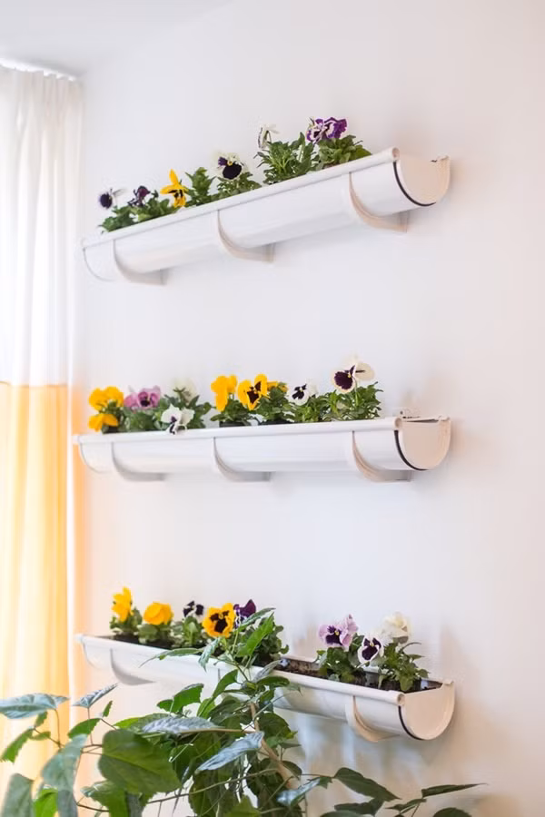 Cây hoa trên tường được thiết kế đơn giản tạo điểm nhấn xanh mát cho góc nhỏ thêm xinh.