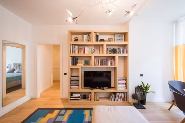 Mọi góc nhỏ trong không gian đều in dấu ấn của tình yêu, của mơ ước, của những hoài bão năm tháng tuổi trẻ của cô gái thông minh, tài ba. Căn hộ nhỏ hẹp nhưng bằng tất cả tình yêu của mình, nữ thiết kế đã cố gắng truyền tải những thông điệp giản dị của cuộc sống đến tổ ấm của mình. Không những thế, mọi góc nhỏ, mọi khu vực chức năng đều khiến bất kỳ ai ngắm nhìn đều cảm thấy mê đắm trước vẻ đẹp sắc nét đến từng chi tiết.