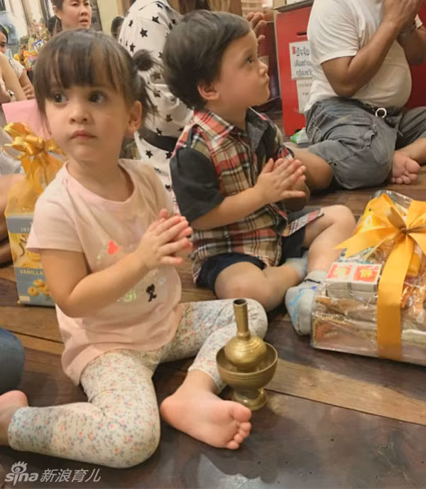 Mẹ của hai bé, chị Jannis Sintawasheewa rất chăm chỉ update ảnh hai cục cưng của mình lên Instagram. Mỗi bức ảnh đều là một phong cách, một hành động khác nhau, từ hình ảnh hai bé đi chơi, cùng nhau xem phim, hay đi du lịch cùng gia đình.