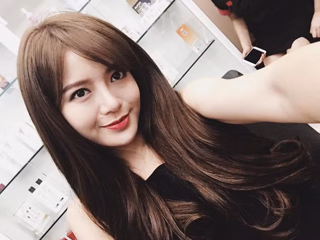 Nhan sắc không thua kém Hoa hậu Đỗ Mỹ Linh, hot girl xinh đẹp Tú Linh (sinh năm 1991) là cựu sinh viên lớp Pháp 2, khoa Kinh tế đối ngoại, trường ĐH Ngoại thương Hà Nội.