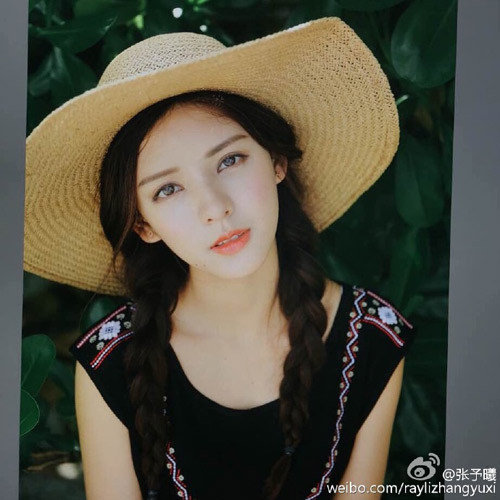 Cô được yêu mến nhờ vẻ đẹp mỏng manh, hiền dịu.