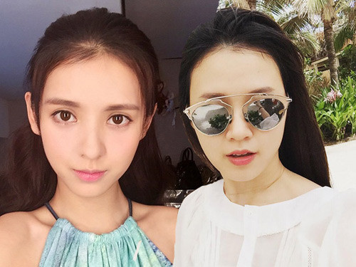 Tuy nhiên, nếu đặt lên bàn cân so sánh từ thần thái, gương mặt cho đến vóc dáng thì “bản sao” 25 tuổi trên chưa thể sánh bằng cô gái xinh đẹp mới được cộng đồng mạng phát hiện ra gần đây. Đó là Trương Dư Hi – diễn viên chính của bộ phim “Nàng công chúa tôi yêu”, đang “làm mưa làm gió” trên các diễn đàn phim ảnh Việt. Theo dõi phân đoạn Trương Dư Hi diễn, nhiều cư dân mạng phải thốt lên: “Nữ chính của phim quá giống hot girl Midu”, từ đôi mắt phớt buồn, khuôn mặt trái xoan hiền dịu cho đến vẻ đẹp mong manh, trong sáng…