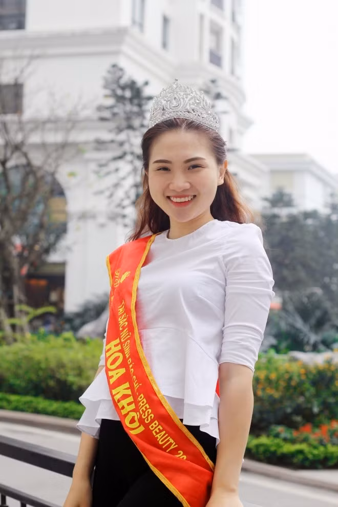 Hoa khôi Phương Anh: “Giới hạn của hưởng thụ dựa trên sự cống hiến” Tôi cho rằng làm việc hết mình là một điều hoàn toàn đúng đắn và cần thiết. Tuy nhiên, mỗi người nên tự đặt ra cho mình một giới hạn cho sự hưởng thụ. Giới hạn này dựa trên sự cống hiến, sức lao động và thành quả đạt được để hưởng thụ một cách hợp lý, lành mạnh và tốt đẹp. Nói cách khác đó là hưởng thụ sao cho phù hợp với sức lao động, hoàn cảnh, văn hoá, thành quả đạt đươc và mức thu nhập của mỗi cá nhân.