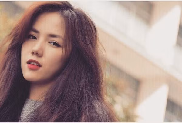 Phương Ly: “Hưởng thụ không có nghĩa là sa đà vào thói xấu” Tôi cảm thấy khá đồng tình với quan điểm sống này vì nó thể hiện được sự năng động, dám dấn thân của người trẻ. Nhưng hiện nay nhiều bạn trẻ còn khá e dè trong cuộc sống, không dám thử sức mình ở những lĩnh vực mới. Muốn có những giờ phút tận hưởng những điều tuyệt đẹp trong cuộc sống thì phải có những lúc làm việc hết mình. Tuy nhiên, các bạn cũng phải nhớ là “hưởng thụ” những điều tốt đẹp như đi du lịch cùng bạn bè, thưởng thức món ăn ngon, lâu lâu thưởng cho mình món đồ hiệu thì sẽ khác với sa đà vào những thói quen hoặc sở thích không tốt.