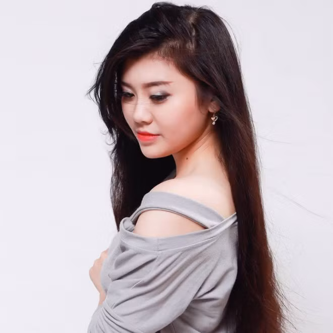 Hot girl Huyền Trang - “Hãy làm việc hết mình, hưởng thụ thông minh” Theo tôi câu nói “Nhiều bạn trẻ lấy việc làm việc hết mình, hưởng thụ tối đa làm phương châm sống” không sai, tuy nhiên cũng chưa đúng hoàn toàn. Nếu như chúng ta làm việc hết mình, hoàn toàn được phép hưởng thụ những gì mà thành quả xứng đáng nhận được. Nhưng hưởng thụ như thế nào mới là điều quan trọng. Nếu hưởng thụ theo cách “tối đa”, tức là làm được bao nhiêu hưởng thụ bấy nhiêu thì không bao giờ có thể tiết kiệm được để có cuộc sống ổn định và đảm bảo trong tương lai. Hay đơn giản phòng những lúc vướng mắc, sự cố không mong muốn. Tôi luôn quan niệm, hãy làm việc hết mình và hưởng thụ thông minh.