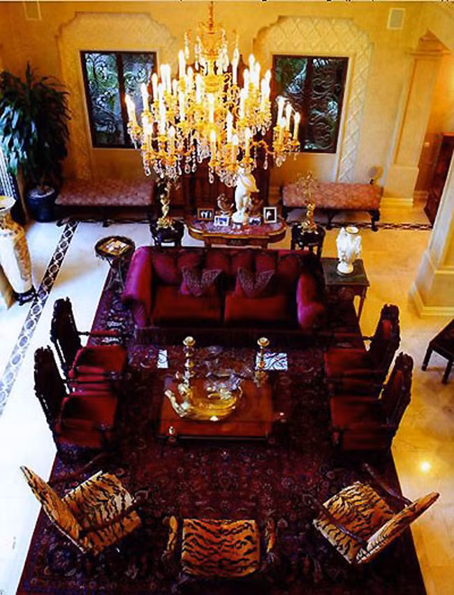 Nhiều chi tiết trong biệt thự như trần nhà, cầu thang, phòng tắm, quầy bar… được dát vàng 24k.