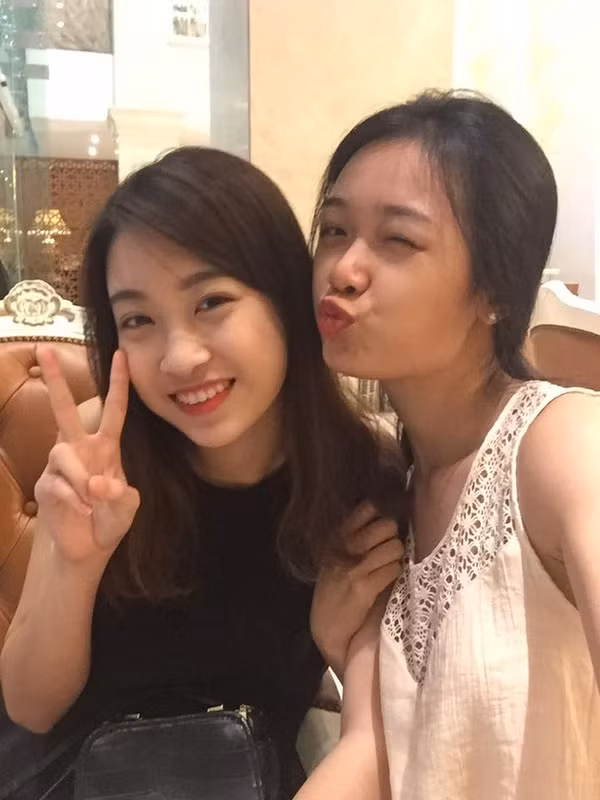 Tân Hoa hậu Đỗ Mỹ Linh ngay khi vừa mới đăng quang đã bị công chúng săm soi hình ảnh quá khứ, điển hình là nụ cười hở lợi trước khi tham gia kỳ thi. Chính điều này đã tạo nên nhiều nghi vấn cho rằng người đẹp có qua chỉnh răng, làm đẹp.