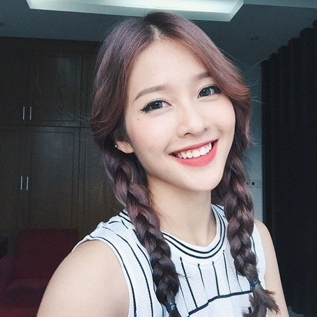 Chính nụ cười chưa hoàn hảo lại là yếu tố giúp hot girl Khả Ngân trở nên duyên dáng, xinh đẹp hơn.