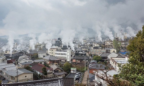 Hơi từ các dòng suối nước nóng bốc lên nghi ngút làm cho mọi người có cảm giác Beppu đang bùng cháy.