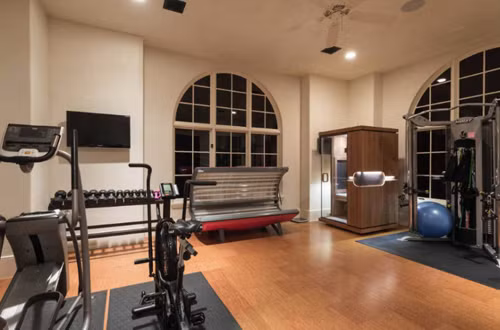 Không thể thiếu là phòng tập thể dục.