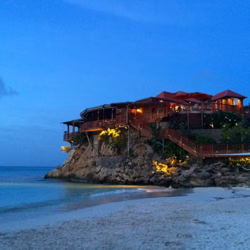 Jean-Georges, St. Barths Nhà hàng Jean-Georges nằm trên vách đá với hướng nhìn hút mắt ra vịnh St. Barths. Đây là một trong địa điểm lý tưởng để trải nghiệm các món ăn ở vùng Caribbe.