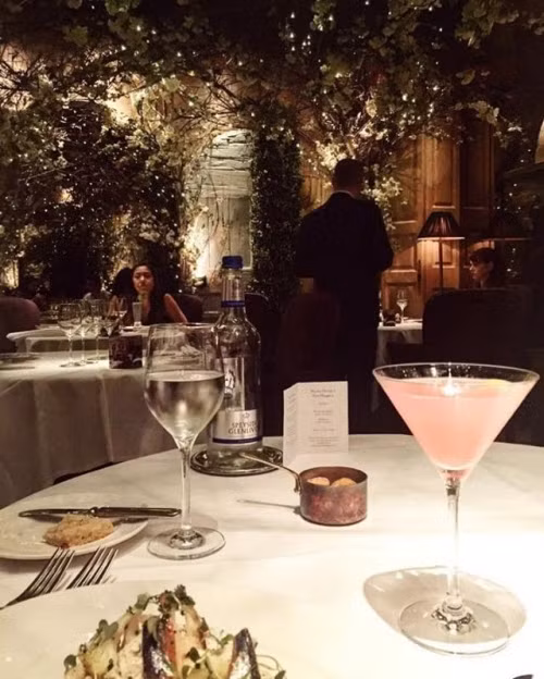Clos Maggiore, Anh Clos Maggiore không được bình chọn là nhà hàng lãng mạn nhất thành phố London, nhưng nó được coi là nhà hàng lãng mạn nhất thế giới. Tới đây, bạn có cơ hội thưởng thức các món ăn Pháp, khám phá hầm rượu đẳng cấp thế giới, phòng ăn đầy hoa và trần bằng kính.