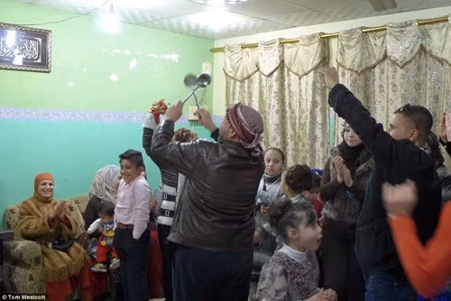 Nguồn điện tại khu vực miền đông Mosul vẫn chưa ổn định nên đôi lúc, tiếng nhạc và ánh đèn trong căn nhà của chú rể đột ngột tắt ngóm. Cha chú rể nảy ra sáng kiến chơi nhạc bằng thìa, và các khách mời tiếp tục nhảy múa tưng bừng.