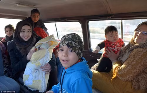 Để ăn mừng ngày vui của cặp đôi trẻ tuổi, đoàn rước dâu đã liên tục hú còi và các khách mời hò reo phấn khích bất chấp thời tiết giá lạnh. Người thân của cô dâu và chú rể nhảy múa hồn nhiên trên đường phố, khiến một sĩ quan quân đội Iraq đang đóng quân gần đó cũng chạy tới ăn mừng.