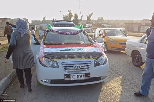 Đây là đám cưới công khai đầu tiên được tổ chức tại Mosul kể từ tháng 6/2014 – thời điểm lực lượng Nhà nước Hồi giáo tự xưng IS nắm quyền kiểm soát thành phố và ra lệnh cấm người dân nghe nhạc, nhảy múa.