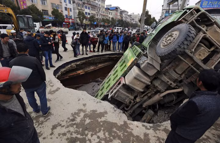 Chiếc xe tải bị hố tử thần "nuốt" trên đường phố ở Quế Lâm, khu tự trị Choang, tỉnh Quảng Tây, Trung Quốc ngày 7/1/2015.