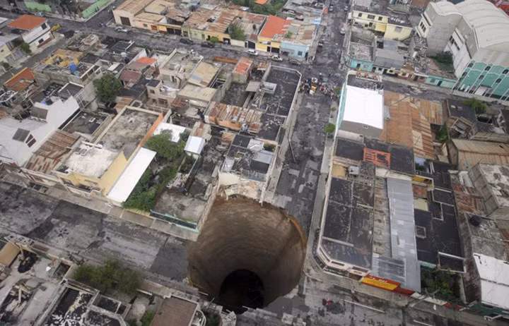  Hố tử thần khổng lồ xuất hiện ở Guatemala City ngày 31/5/2010 sau những cơn mưa lớn do trận bão nhiệt đới Agatha gây ra.