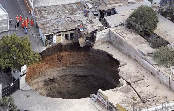 Hố tử thần khổng lồ “nuốt chửng” một số ngôi nhà ở Guatemala City ngày 23/2/2007.