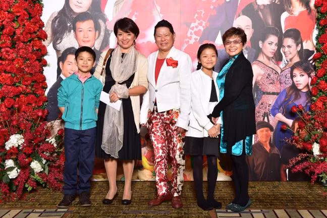 Mới đây, xuất hiện tại một sự kiện, tỷ phú Hoàng Kiều gây chú ý khi diện bộ trang bộ hoa lá không phù hợp với tuổi 72 của mình. Theo đó, vị tỷ phú này khiến nhiều quan khách bị "sốc" khi diện một chiếc quần hoa lòe loẹt, áo thun đỏ bên trong, khoác vest trắng bên ngoài. Nhiều ý kiến cho rằng bộ trang phục này thích hợp với phụ nữ hơn là với một người đàn ông lớn tuổi như Hoàng Kiều. Tuy nhiên nhiều ý kiến lại cho rằng ông rất trẻ trung và với phong cách ở nước ngoài, ăn mặc như thế là trẻ trung và mang tinh thần văn nghệ. Bản thân Hoàng Kiều không bình luận gì nhiều về vấn đề này.