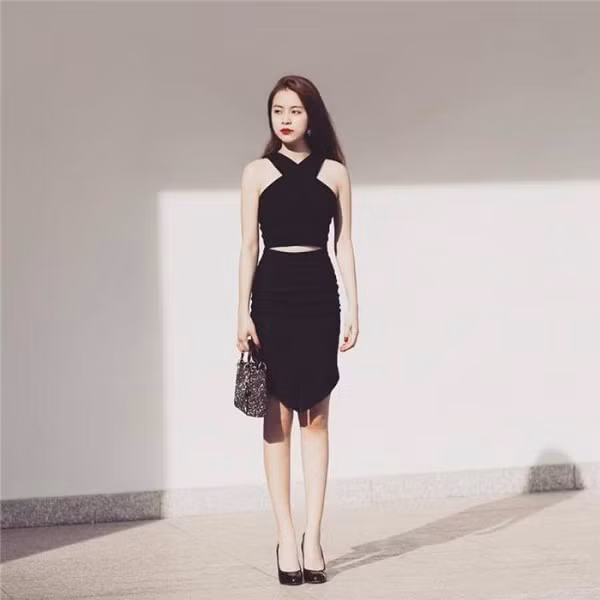 Ngoài ra, có thể thấy những thiết kế váy dáng bút chì ôm sát khoe khéo đường cong chữ S gợi cảm cũng vô cùng được lòng Hoàng Thùy Linh. Mỹ nhân thường chọn váy có độ dài trên đầu gối và kết hợp cùng giày cao gót để giúp đôi chân thêm dài miên man.