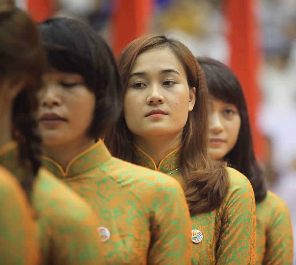 Đã mang cấp hàm trung úy nhưng ở đội, Linh Chi và các bạn như Bùi Ngà, Âu Hồng Nhung, Trần Thị Thảo... vẫn luôn trẻ trung, tinh nghịch với rất nhiều trò vui ngoài những giờ tập luyện và thi đấu căng thẳng. Linh Chi còn có rất nhiều tài lẻ như nấu ăn rất ngon. Cô còn rất đam mê thời trang và kinh doanh khi có một shop thời trang online nho nhỏ bán các đồ thời trang thể thao cho nữ... Hãy cùng ngắm vẻ xinh xắn như một “hotgirl” của Linh Chi: