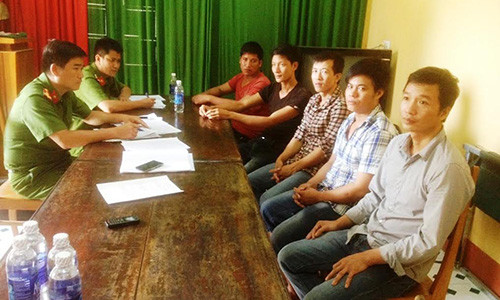 Năm đối tượng ra trong vụ phá rừng pơ mu đầu thú.