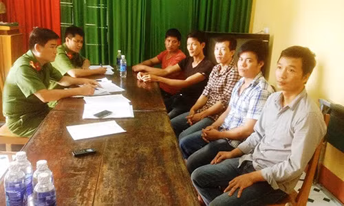 Năm đối tượng ra trong vụ phá rừng pơ mu đầu thú.