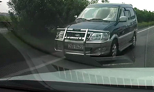 Xe “dien” phong nguoc chieu tren cao toc Noi Bai – Bac Ninh