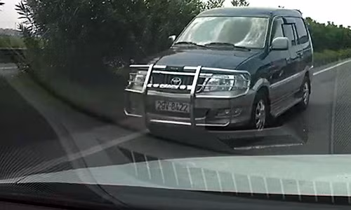 Xe “dien” phong nguoc chieu tren cao toc Noi Bai – Bac Ninh