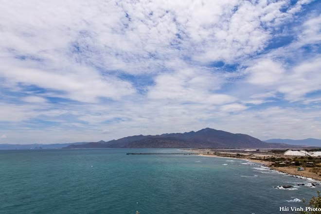 Biển trời bao la nhìn từ đỉnh đèo.